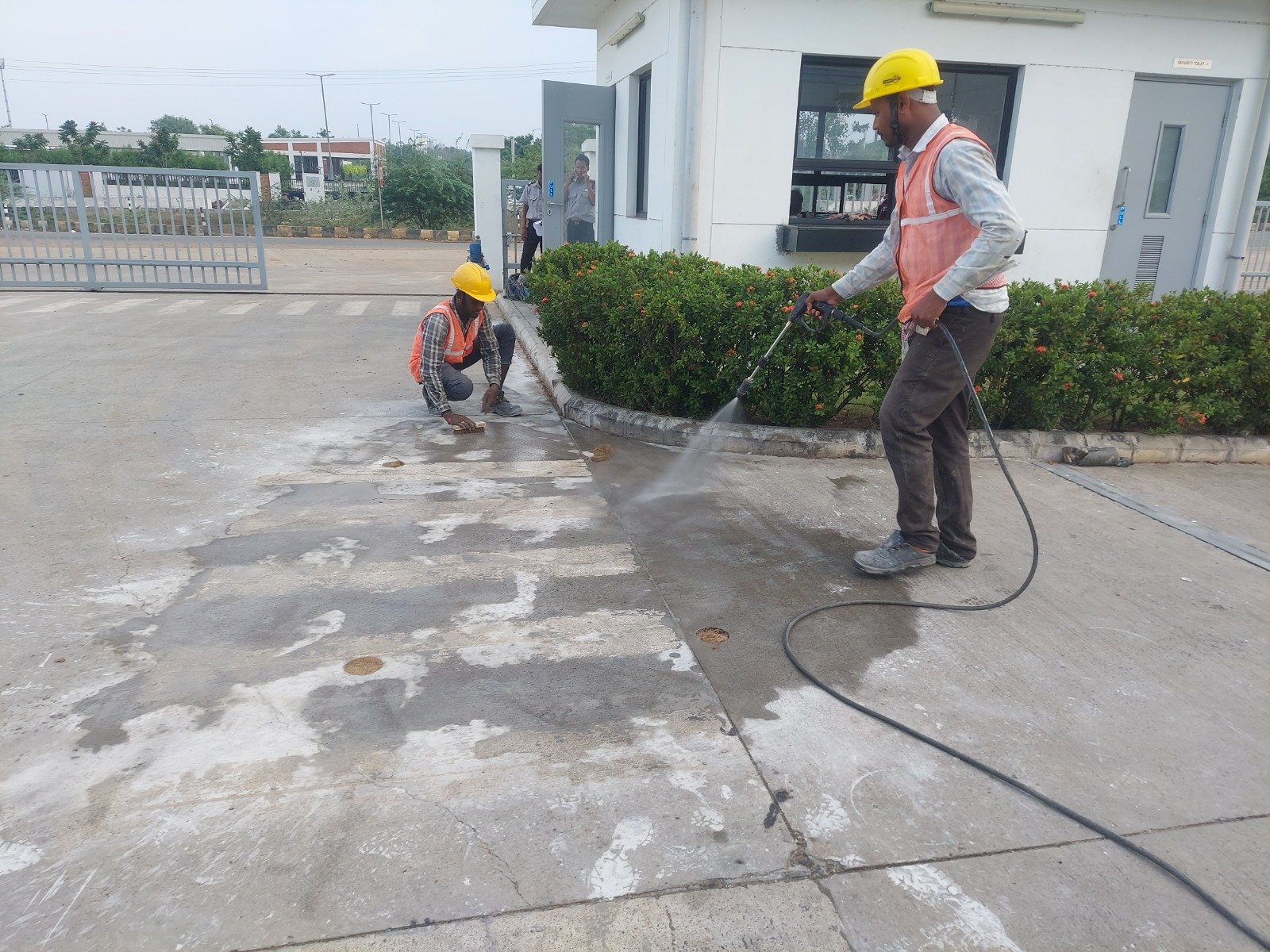 Pressure cleaning of industrial pavement before handover